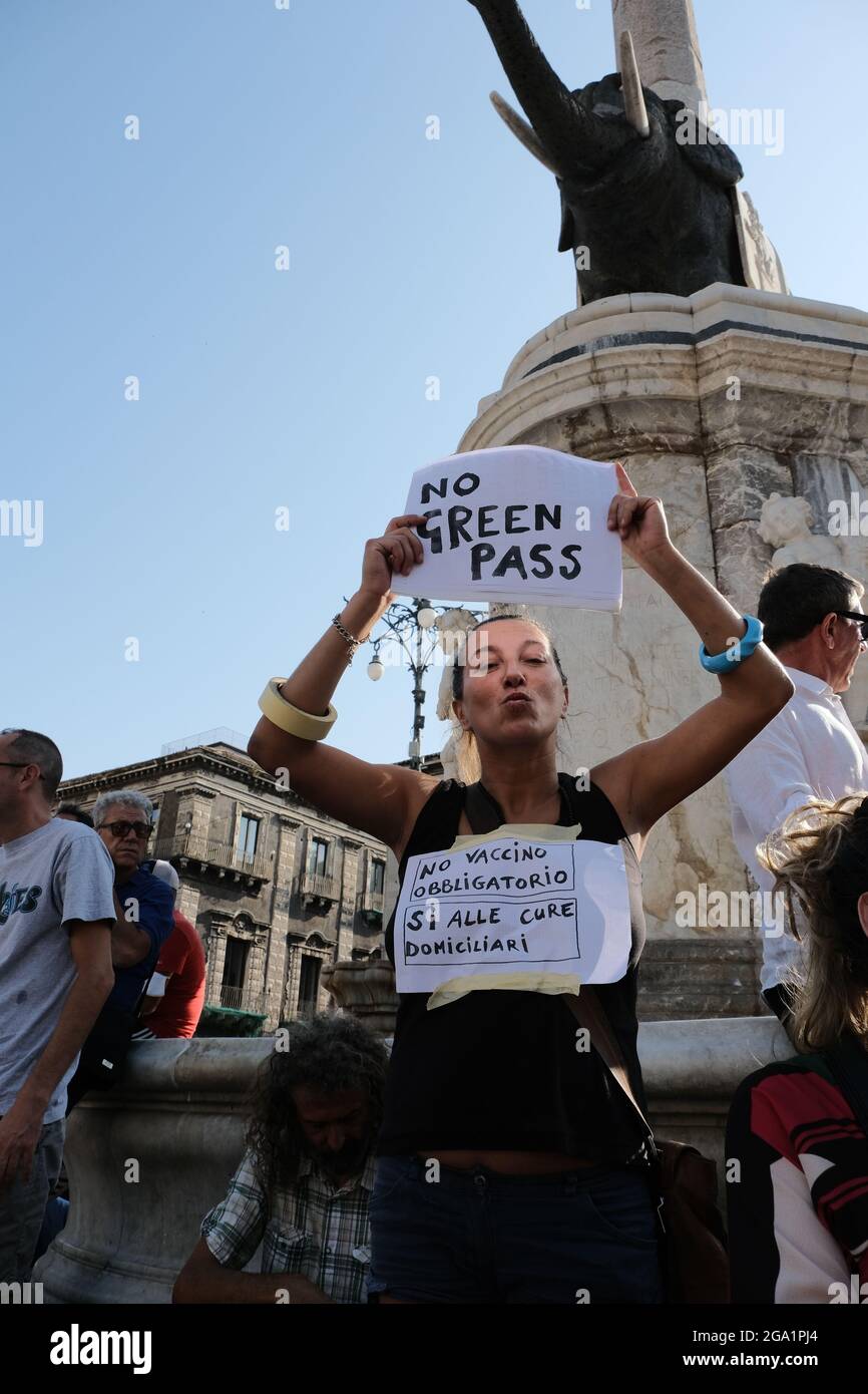 Catania, Sizilien, Juli 24, `NoVax` und `NoGreenPass` oder Anti-Health-Pass-Manifestation im Stadtzentrum. Tausende von Protestierenden gegen die Blockierung und Impfung versammelten sich am 2021 im Zentrum von Catania. Stockfoto